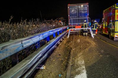 A81/Ludwigsburg: LKW kracht in Leitplanke - ein Verletzter